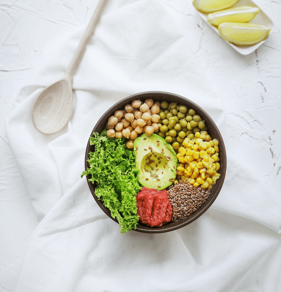 Das Bild zeigt zwei aufgeschnittene Feigenhälften und ihr Schattenspiel. Der Titel lautet "Vegane Ernährung - Grundlagen"